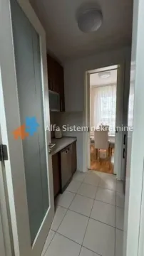 Manja kuhinja sa elementima i pogledom na trpezariju. - image 11