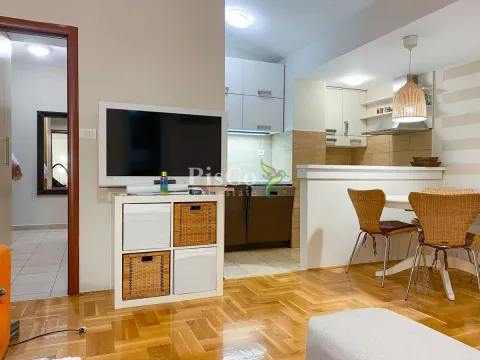 Izdavanje, dvosoban stan, 67m², Blok 9, Podgorica - image 1