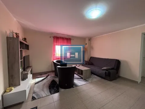 Dnevna soba sa kaučem, foteljama i TV policom. - image 33