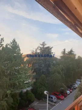 Pogled sa terase na okolno zelenilo i parkiralište. - image 18