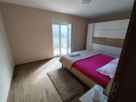 Namještena spavaća soba sa bračnim krevetom, plakarom i izlazom na terasu. - image 7