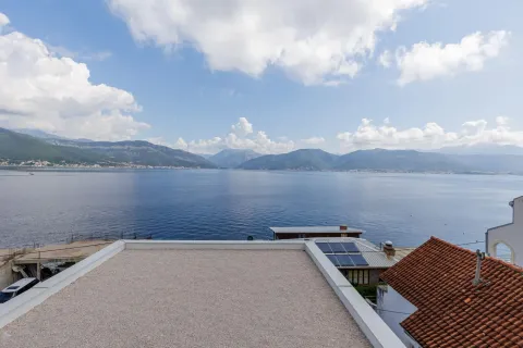 Pogled na more i planine sa terase. - image 10