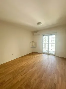 Prazna prostorija sa drvenim podom i izlazom na balkon. - image 5