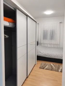 Manja spavaća soba sa velikim garderoberom i krevetom. - image 5