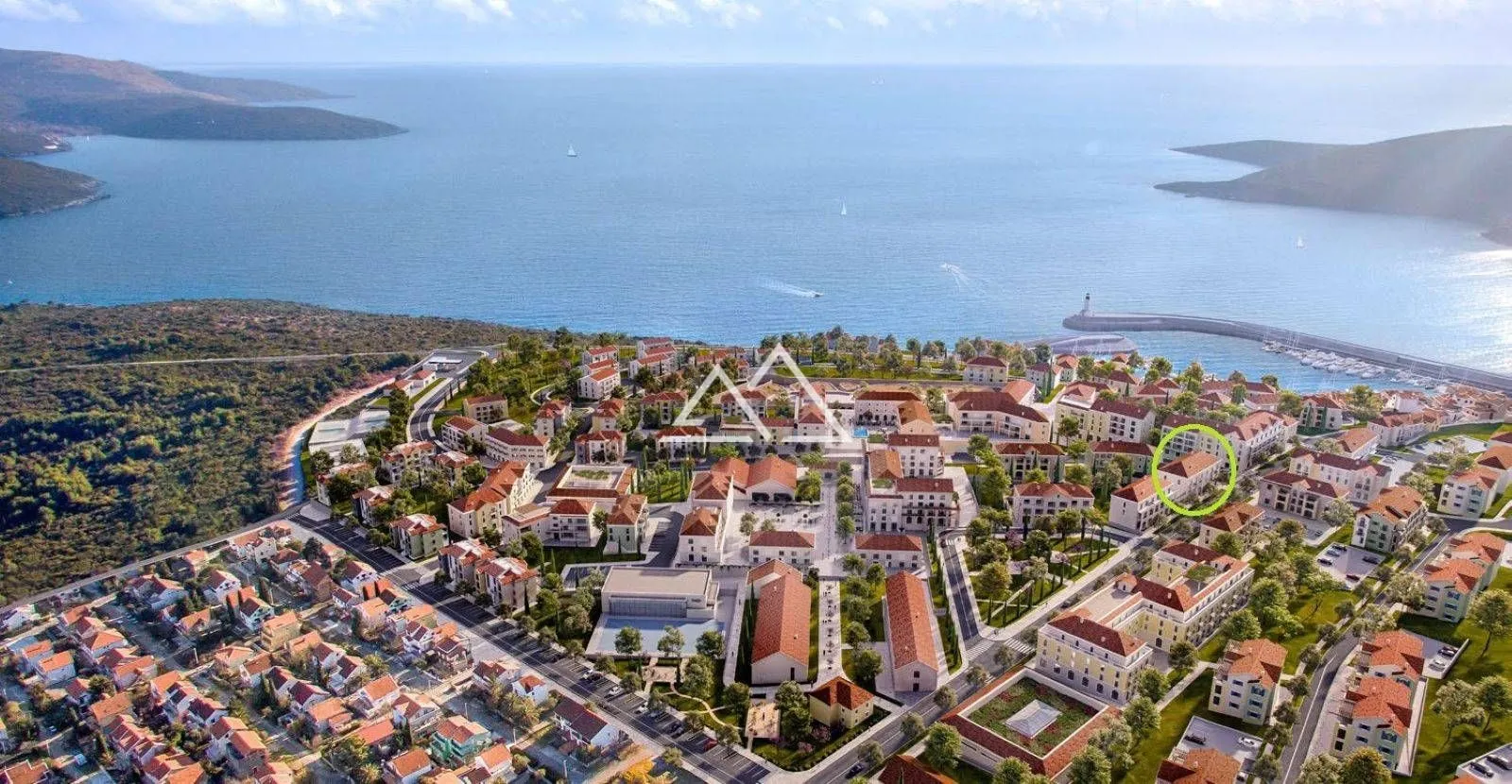 Pogled iz vazduha na novoizgrađeno naselje uz obalu mora sa marinom.