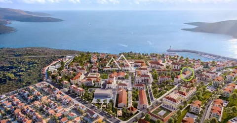 Pogled iz vazduha na novoizgrađeno naselje uz obalu mora sa marinom. - image 3