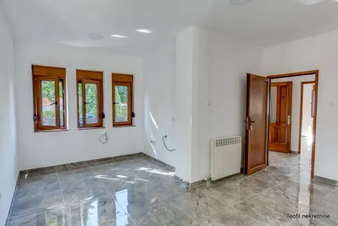 Prazna svetla prostorija sa keramičkim podom i tri prozora. - image 14
