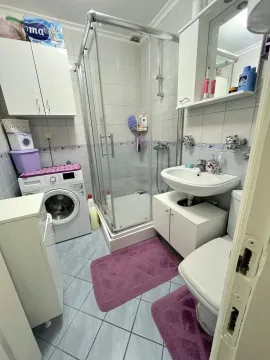Manje kupatilo sa tuš kabinom, umivaonikom, WC šoljom i veš mašinom. - image 8