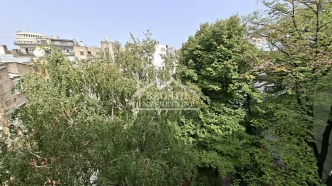 Pogled sa prozora na drveće i okolne zgrade. - image 9