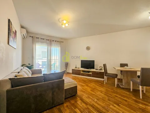 Prostrani dnevni boravak sa garniturom, TV komodom i trpezarijskim dijelom. - image 4