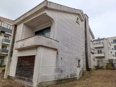 Prodaja, kuća, 381m², Momišići, Podgorica - image 9