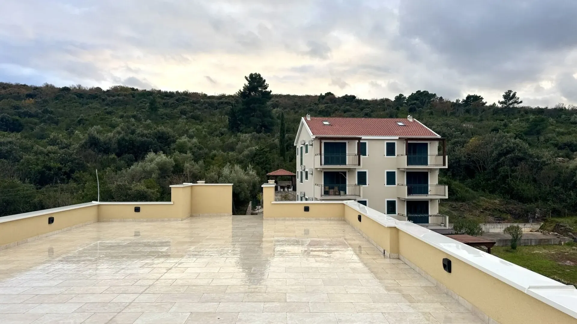 Prodaja, trosoban stan, 100m², Obala Đuraševića, Tivat