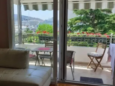 Izdavanje, dvosoban stan, 60m2, Centar, Bar