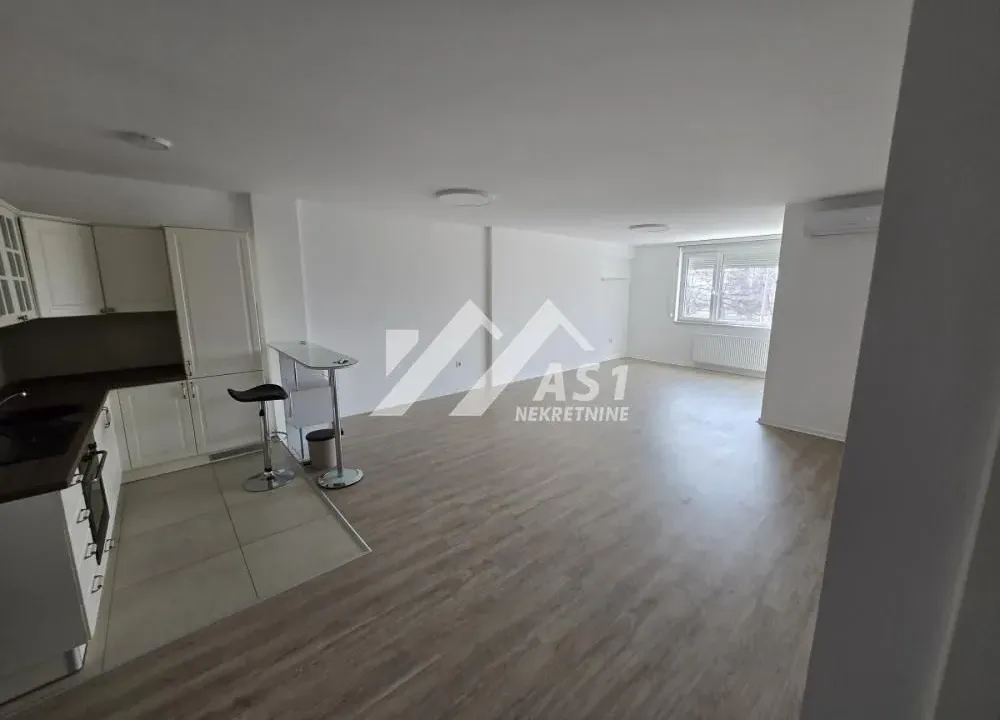 Izdavanje, četvorosoban stan, 105m², Sajam, Novi Sad Sve Podlokacije