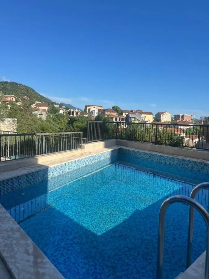 Izdavanje, garsonjera, 26m², Tivat, Crna Gora