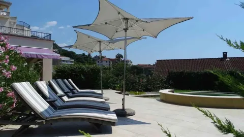 Terasa sa bazenom, ležaljkama i suncobranima. - image 10