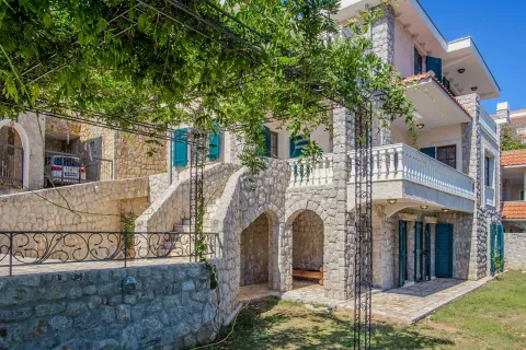 Eksterijer kuće sa kamenom fasadom, terasom i dvorištem. - image 3