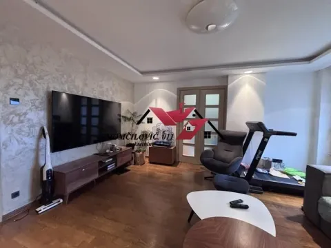 Dnevna soba sa televizorom, garniturom i trakom za trčanje. - image 10