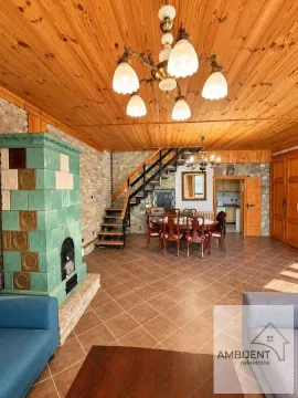Dnevna soba sa drvenim plafonom, stepeništem i zelenom kaljavom peći. - image 7