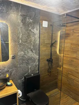 Moderno opremljeno kupatilo sa tuš kabinom i crnim sanitarijama. - image 20