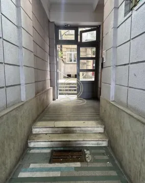 Ulazni hol zgrade sa stepeništem i staklenim vratima. - image 27