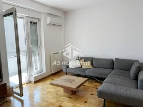 Izdavanje, četvorosoban stan, 135m², Vračar Hram, Vračar Sve Podlokacije