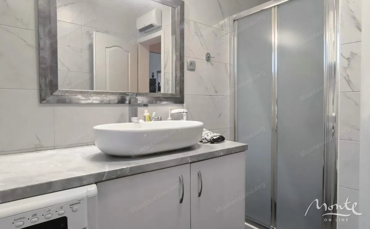 Prodaja, dvosoban stan, 54m², Dobrota, Kotor