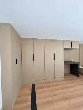 Ugradni plakar sa radnim stolom u sobi sa drvenim podom. - image 3