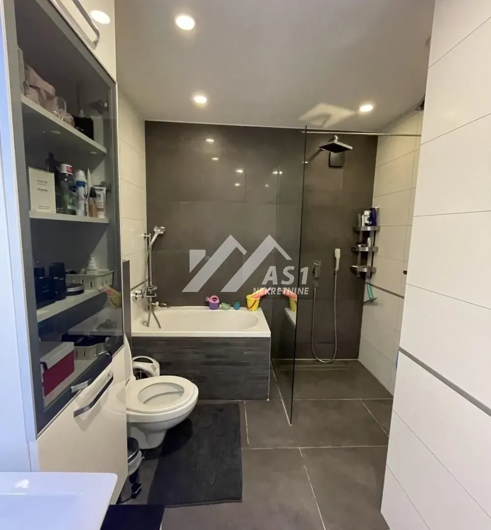 Prodaja, četvorosoban stan, 105m², Bulevar Evrope, Novi Sad Sve Podlokacije
