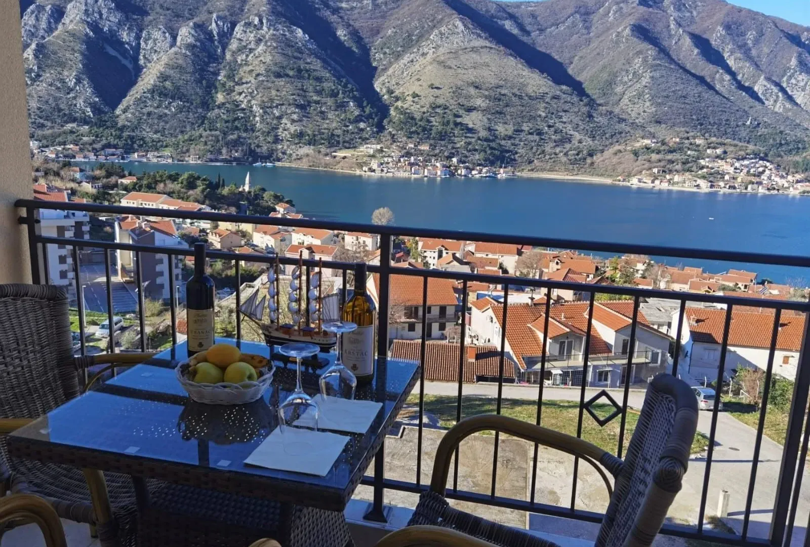 Rent, two bedroom apartment, 50m², Dobrota, Kotor
