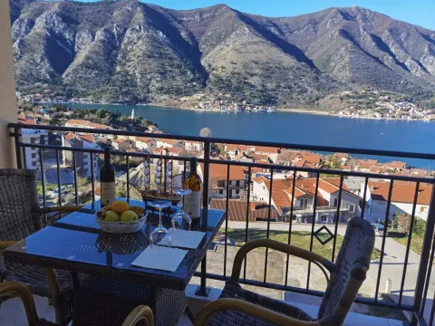Izdavanje, dvosoban stan, 50m², Dobrota, Kotor - image 6