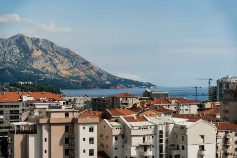 Pogled sa terase na grad i more. - image 13
