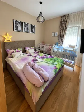 Prostrana spavaća soba sa bračnim krevetom i krevetcem za bebe. - image 7