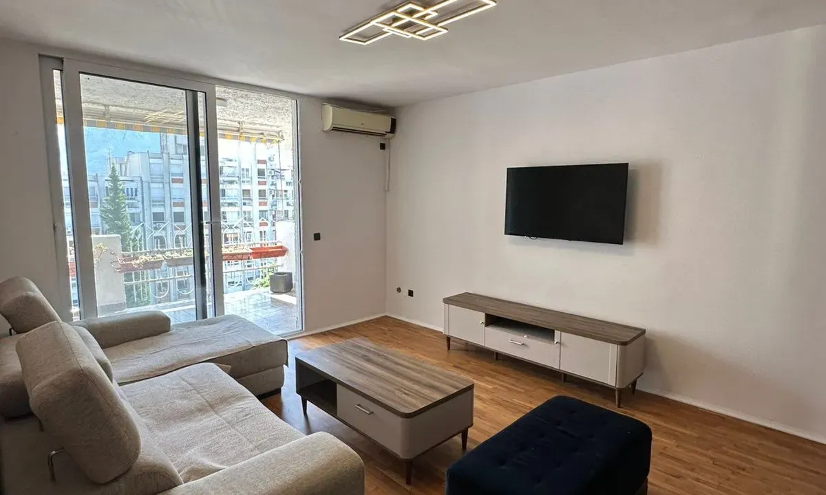 Izdavanje, trosoban stan, 105m², Centar, Bar