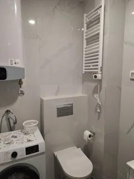 Svijetlo kupatilo sa toaletom, veš mašinom i grijačem za peškire. - image 14