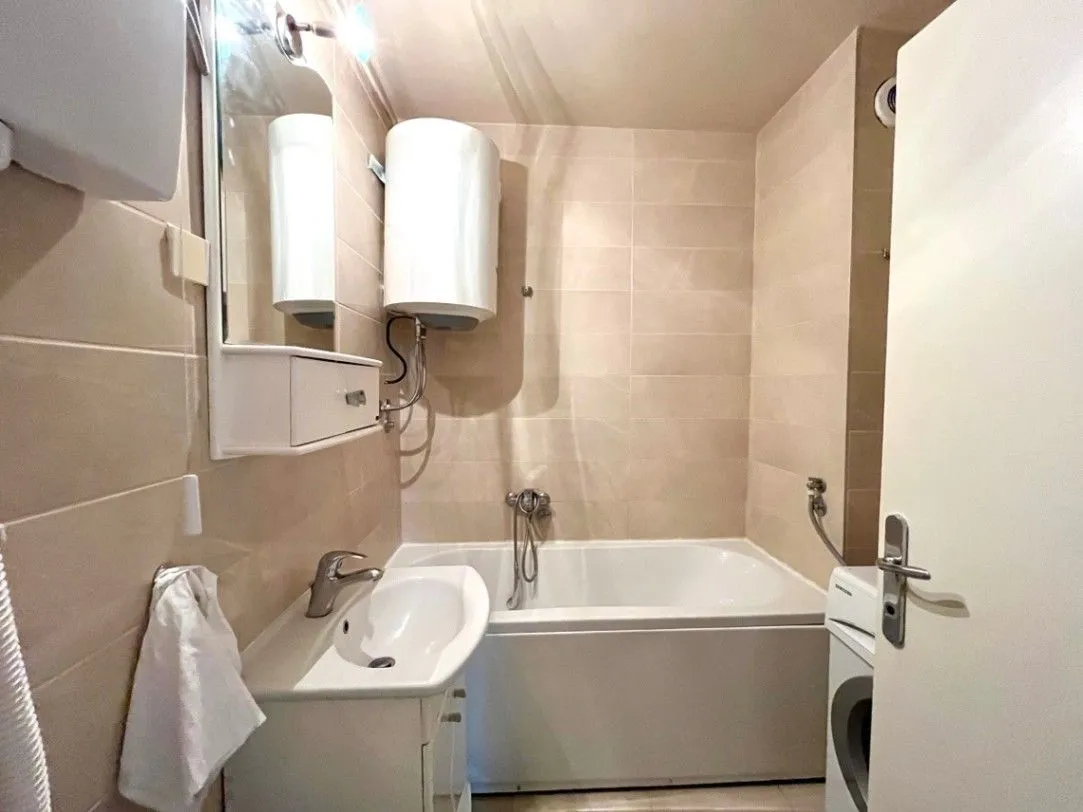 Izdavanje, četvorosoban stan, 105m², Kanarevo Brdo, Beograd