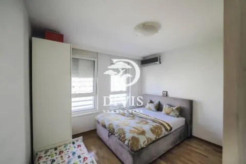 Nameštena spavaća soba sa bračnim krevetom, garderoberom i klima uređajem. - image 13