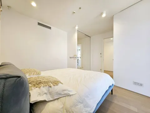 Bright and tidy bedroom with a double bed. - image 7