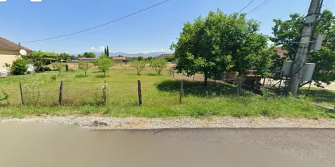 Pogled na ograđeno dvorište i travnjak sa voćnjakom ispred kuće. - image 2