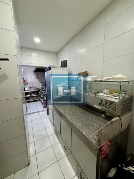 Komercijalna kuhinja sa rashladnim vitrinama i pločicama na zidovima. - image 8