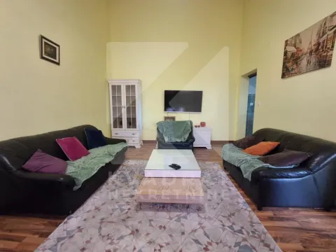 Dnevni boravak sa garniturom za sjedenje, stočićem i televizorom na zidu. - image 2