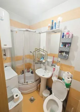 Manje kupatilo sa tuš kabinom, umivaonikom, WC šoljom i bojlerom. - image 5