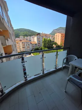 Namtještena terasa sa garniturom za sedenje i pogledom na grad i brda. - image 8