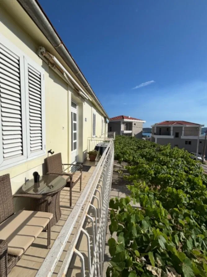 Izdavanje, trosoban stan, 65m², Tripovići, Tivat