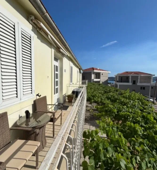 Izdavanje, trosoban stan, 65m², Tripovići, Tivat