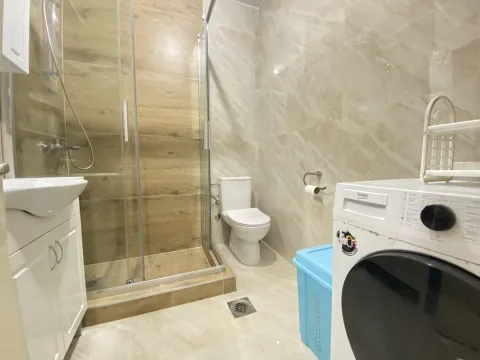 Svijetlo kupatilo sa tuš kabinom i veš mašinom. - image 7