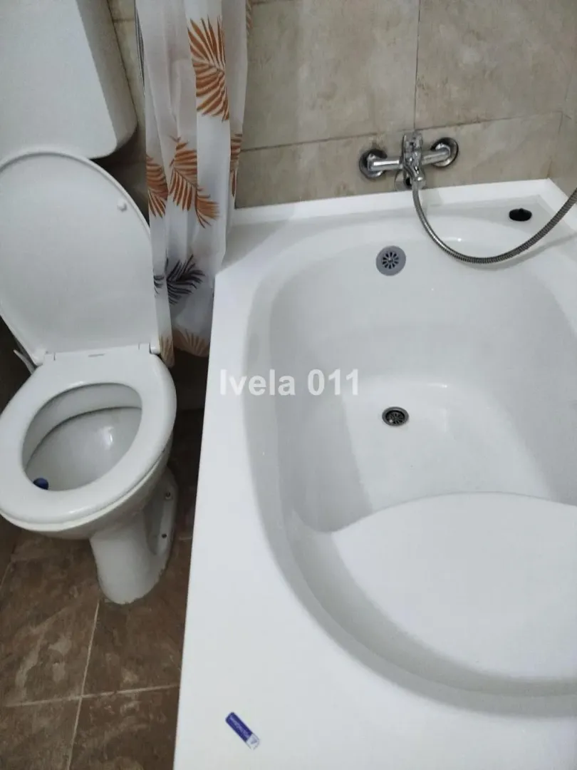 Kupatilo opremljeno kadom i wc šoljom.