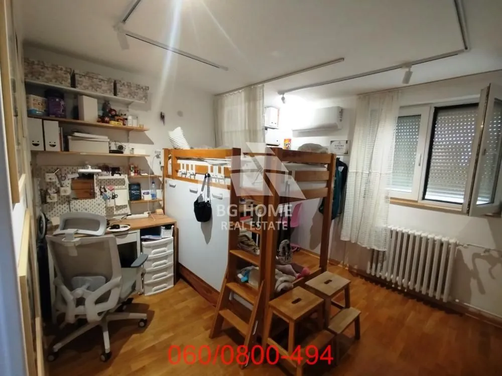 Dečja soba sa krevetom na sprat i radnim stolom.