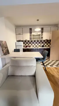 Dnevni boravak povezan sa kuhinjom i trpezarijom. - image 4