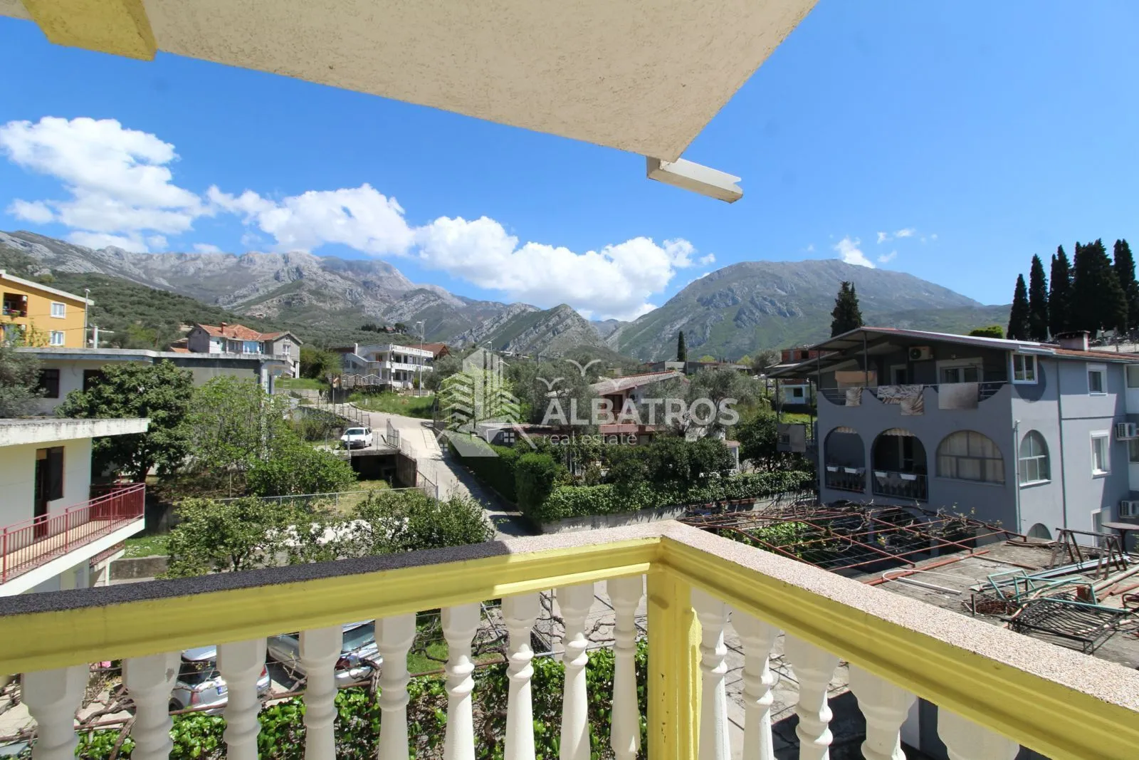 Pogled na okolinu i planine sa balkona.